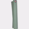 136011480-mats-ekosuperlite-leafgreen-01.avif Saltea Yoga Manduka eKO SuperLite Leaf Green1,5 mm