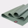 136011480-mats-ekosuperlite-leafgreen-04.avif Saltea Yoga Manduka eKO SuperLite Leaf Green1,5 mm