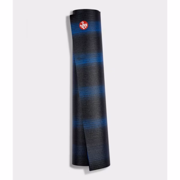2132md-pro-71-111091365-mats-black-blue-cf_01-1300x1300-1-scaled-1.avif Saltea Yoga Manduka PRO Black Blue 6mm