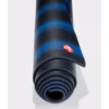 2132md-pro-71-111091365-mats-black-blue-cf_02-1300x1300-1-scaled-1.avif Saltea Yoga Manduka PRO Black Blue 6mm
