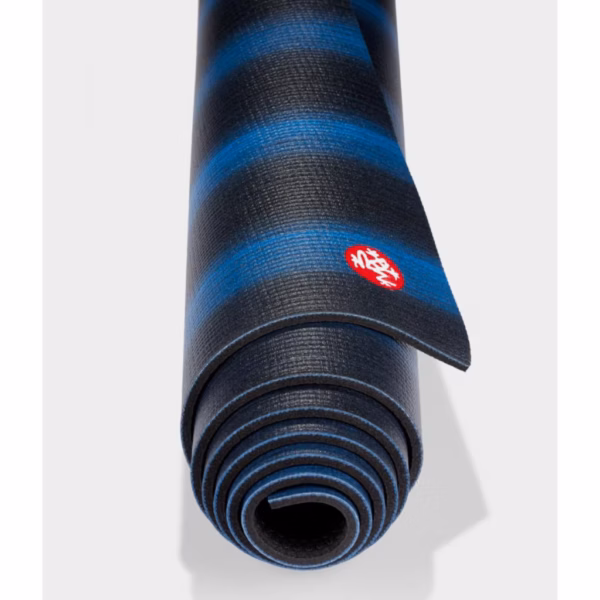 2132md-pro-71-111091365-mats-black-blue-cf_02-1300x1300-1-scaled-1.avif Saltea Yoga Manduka PRO Black Blue 6mm