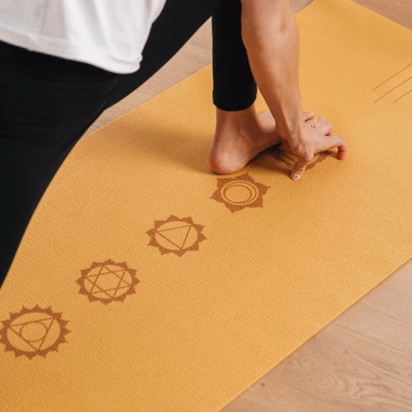 896mych_leela_mat_chakralign_bodhi_yogamatte_blau_anwendung_2.avif Saltea Yoga Bodhi Leela collection CHAKRALIGN