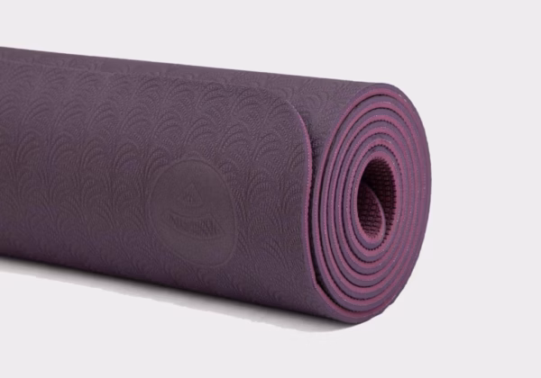 942lpa_lotus-pro_aubergine_halb_gerollt-roll-1-scaled-1.avif Saltea Yoga Bodhi Lotus Pro Aubergine/Light Aubergine