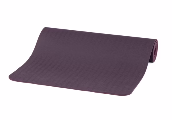 942lpa_lotus-pro_aubergine_halb_gerollt01-min-1-scaled-1.avif Saltea Yoga Bodhi Lotus Pro Aubergine/Light Aubergine