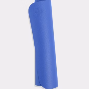 mats-begin-5mm-surf-02-grey-bkgd.avif Saltea Yoga Manduka Begin Blue 5 mm